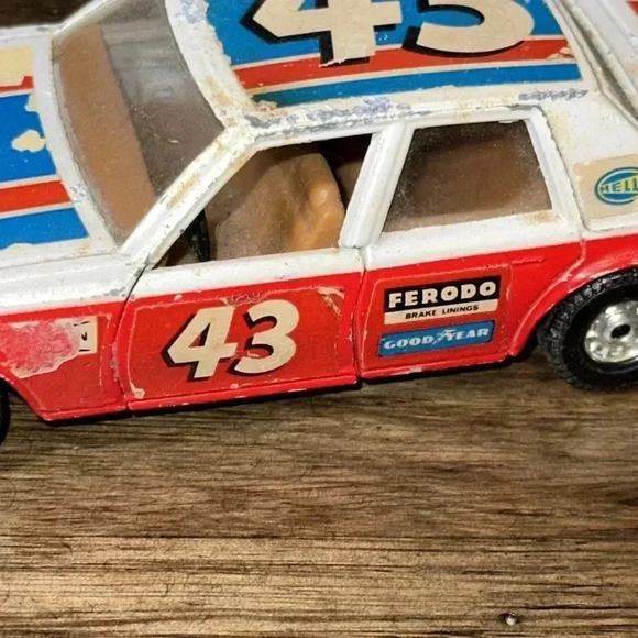 Vintage Corgi Toys Chevrolet Caprice Classic STP Racecar Dorcas Rally Car 43 - Picture 2 of 12